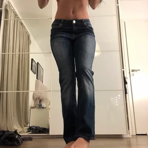 LEE JEANS!!!! - Säljer nu dessa sååå fina lågmidjade lee-jeans då jag har många jeans och behöver få bort några! Modellen heter Marion Straight, storlek w27 L31. Jag är vanligtvis en s-m . Frakten ingår inte i priset. Budaaa!!! ❤️❤️❤️