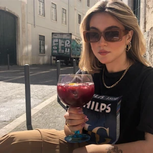 Snyggaste solglasögonen!! - Bruna lite fyrkantiga solglasögon. Köpta förra våren men knappt använda😍