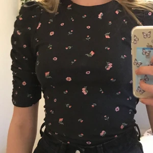 Monki topp - Superfin blommig halvärmad topp, använd bara 1 gång, stretchigt material, fin passform
