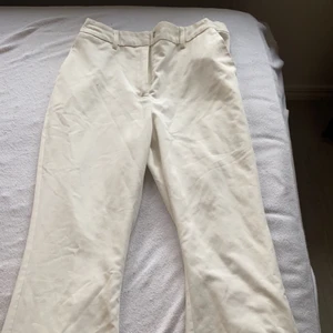Vita kostymbyxor - Säljer dessa superfina kostymbyxorna från nakd i Hanna schönbergs collection. Tyvärr är dem slut på hemsidan och säljer dessa då dem tyvärr inte passar i storleken. Den använda fåtal gånger men så gott som i nytt skick💕