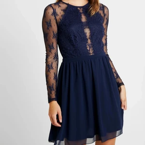 NLY EVE marinblå klänning, spets, skaterdress, storlek 34 - Använd en gång. Jättefin klänning från Nelly. Storlek 34. 