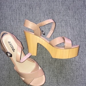 Klackskor - Oanvända klackskor i strl 37,5