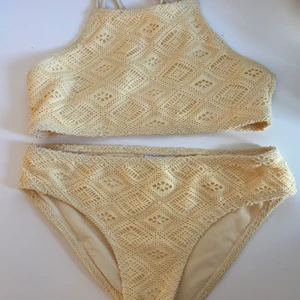 Gul bikini - Fin gul bikini i barnstorlek. Som använts några gånger. Säljer pågrund av överväxt. 