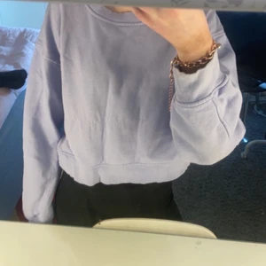 Lila kroppad sweatshirt  - Från zara storlek S pris:130 kan gå ner i pris