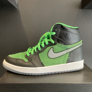 Jordan 1 Retro High Zoom Black Green - Väldigt fina Jordan 1’s. Skick på dem 9/10. Det är bara att skriva ifall det är någon fundering. 💬 