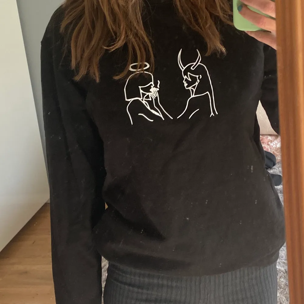 Stor, svart sweatshirt med snyggt tryck!. Tröjor & Koftor.