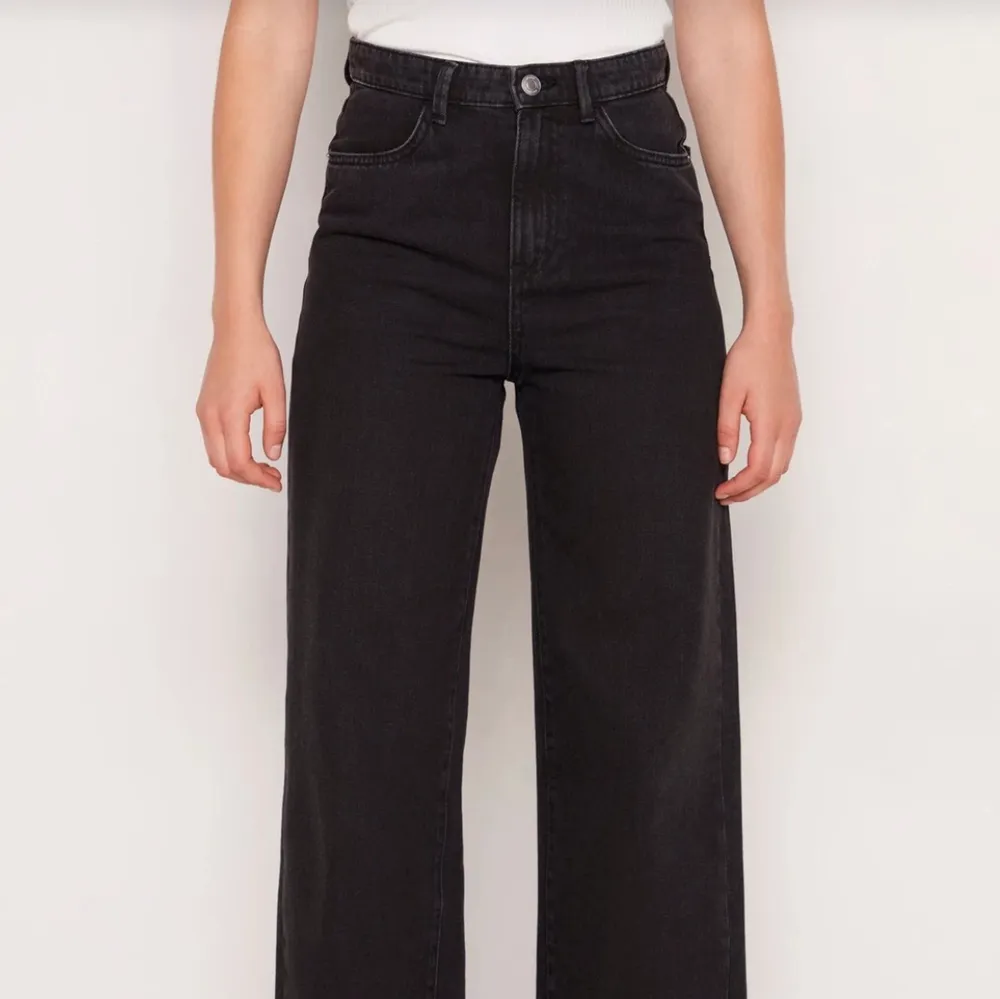 Säljer dessa svarta vida jeans från Lindex, superfina verkligen. Normalpris 500kr men säljer för 150kr. Storlek 34 och köpare står för frakt. Kan skicka egna bilder ifall önskas💖. Jeans & Byxor.