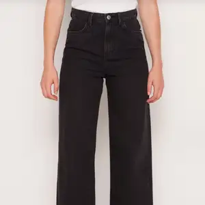 Säljer dessa svarta vida jeans från Lindex, superfina verkligen. Normalpris 500kr men säljer för 150kr. Storlek 34 och köpare står för frakt. Kan skicka egna bilder ifall önskas💖