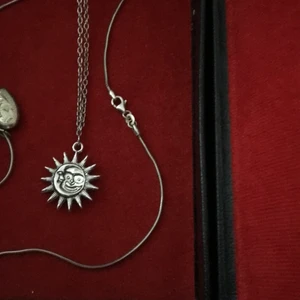 Halsband  - Jättegulligt halsband, man kan reglera den!!! 🌝🌛 Frakten är 15kr😊