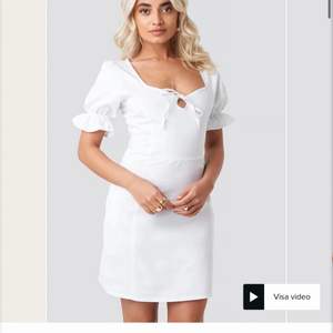 Säljer denna så fina klänning från NAKD x AFJ. Säljer pga att den är för stor för mig, använd 2 ggr förra sommaren så i nyskick💕 nypris: 499, frakt ingår inte💕💕är osäker på frakten så va beredd på att fraktpriset kan ändras💕 slutsåld på hemsidan✨