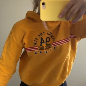 Cropped hoodie - Senaps gul hoodie med tryck. Har även luva