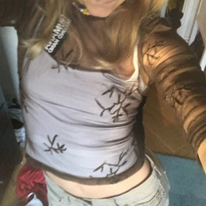 Meshtröja - Säljer den här suuuperfina tröjan pga för liten! Har en liten öppning i ryggen som man stänger med en knapp. Hör av er om ni vill ha fler foton!!