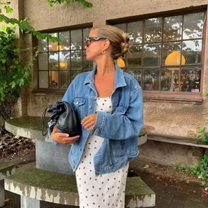 Vintage jeansjacka - ❗️BUDGIVNING PÅ DEN ANDRA ANNONSEN❗️ Jättefin vintage Levis jeansjacka! Första bilden är lånad, köpt för runt 1000kr och i perfekt skick!