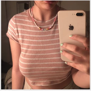 En söt randig topp💗🤗 - En söt randig sommartopp🤗. Jag säljer den begrund av att mina bröst är för stora för denna topp och det gör att den blir lite luftig där nere men annars så hade jag själv velat ha kvar den!!. Den är i ett bra skick och passar perfekt nu inför sommaren😍 skriv privat om du är intresserad eller vill ha fler bilder 