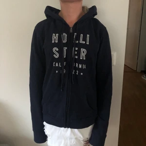 Hollister huvtröja - Jag säljer en marinblå huvtröja från Hollister. Den är i befintligt skick. Hör av dig om du är intresserad 💙Passar även S