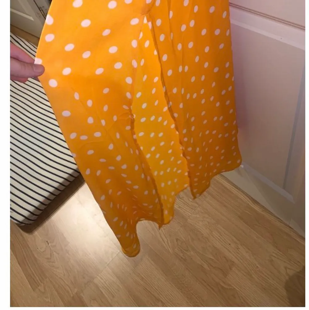 Så fin orange maxi klänning med vit prickar och en så fin slits på sidan.🧡 säljs pågrund av den inte kommer till användning! Nypris 1000kr. Klänningar.
