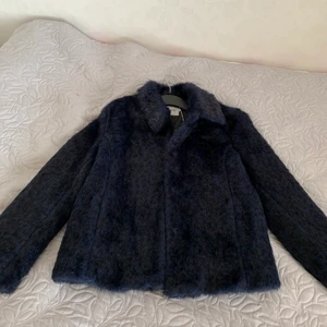 Pälsjacka (inte riktigt päls) - Säljer denna pälsjacka från JC i storlek XS. Den är oanvänd och är i nytt skick. Nypris 899kr säljer för 349kr