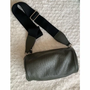 Väska - Säljer denna mörkgröna väskan eftersom den inte kommit till användning. Knappt använd, köparen står för frakt💖