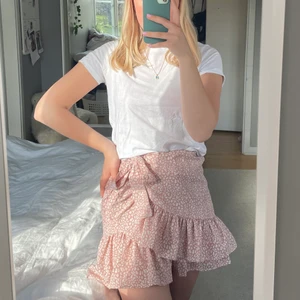 Sommrig kjol - En luftig sommarkjol med snygga volanger. Köpt här på plick men aldrig använd av mig och i väldigt bra skick. Perfekt för en sommardag 🌸🌸