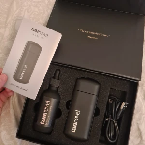 Tanrevel - Tanning dropparna är sålda!! Precis som ny tanrevel produkt, har testa den en gång men de märks inte alls. Tanning vätskan är helt oanvänd och oöppnad. Färgen är luxury dark. Laddare och originalförpackningen följer med. Skriv vid frågor Köparen står för 