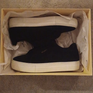 Arigato skor  - Säljer dessa arigato skor clean 360 i stolek 39. Är i bra skick då jag knapt använt dom. Nypris 2550kr och säljer dom för 1650kr!!😁