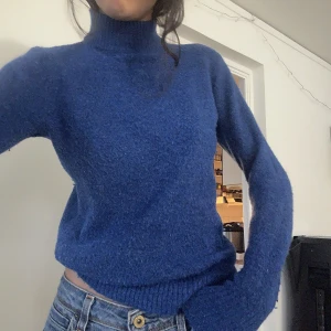 Mörkblå stickad tröja  - Jättefin mörkblå stickad tröja❤️