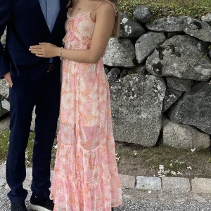 Klänning - Sååå fin klänning köpt från asos✨💞 Använd en gång! Skriv privat för fler bilder eller vid frågor🫶🏼