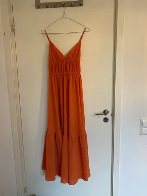 Flowig långklänning  - Fin sommaklänning som går ner till fötterna, i fint skick. Går ute lite längst ner.