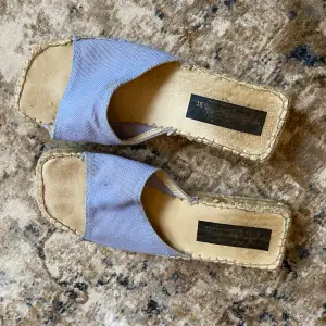 Supersöta sandaler i en himmelsblå färg och med korgfläta på sidan. Tecken på användning med inte speciellt slitna 