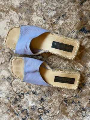 Söta sandaler  - Supersöta sandaler i en himmelsblå färg och med korgfläta på sidan. Tecken på användning med inte speciellt slitna 