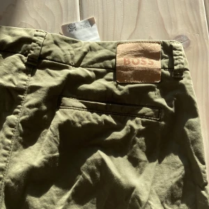 Hugo Boss jeans  - Säljer Hugo boss jeans som är riktigt sköna, dem är inte jätte tjocka så perfekt för varma dagar, sitter riktigt bra. Dem är skrylkniga för dem är nytvättade.  jätte bra skick och inga skador på dem. Sitter r bra på mig som är 175 och 60 kilo ungefär.