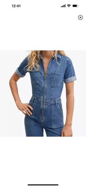 Jumpsuit i jeans - Supercoola jumpsuiten i jeans från Mango😍😍😍 Säljs pga för lång på mig (jag är 158) Nypris 700 kr.  Skriv för egna bilder❤️