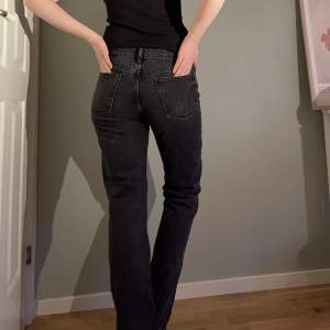 Washed svarta populära jeans från Zara, modell ”jeans mid Rise straight”. Säljer pga för små. Har två likadana! Skitsnygga jeans i fint skick. Dubbelkolla gärna med mig innan du trycker på ”köp nu”. 