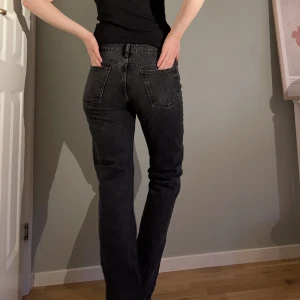 Svarta jeans  - Washed svarta populära jeans från Zara, modell ”jeans mid Rise straight”. Säljer pga för små. Har två likadana! Skitsnygga jeans i fint skick. Dubbelkolla gärna med mig innan du trycker på ”köp nu”. 