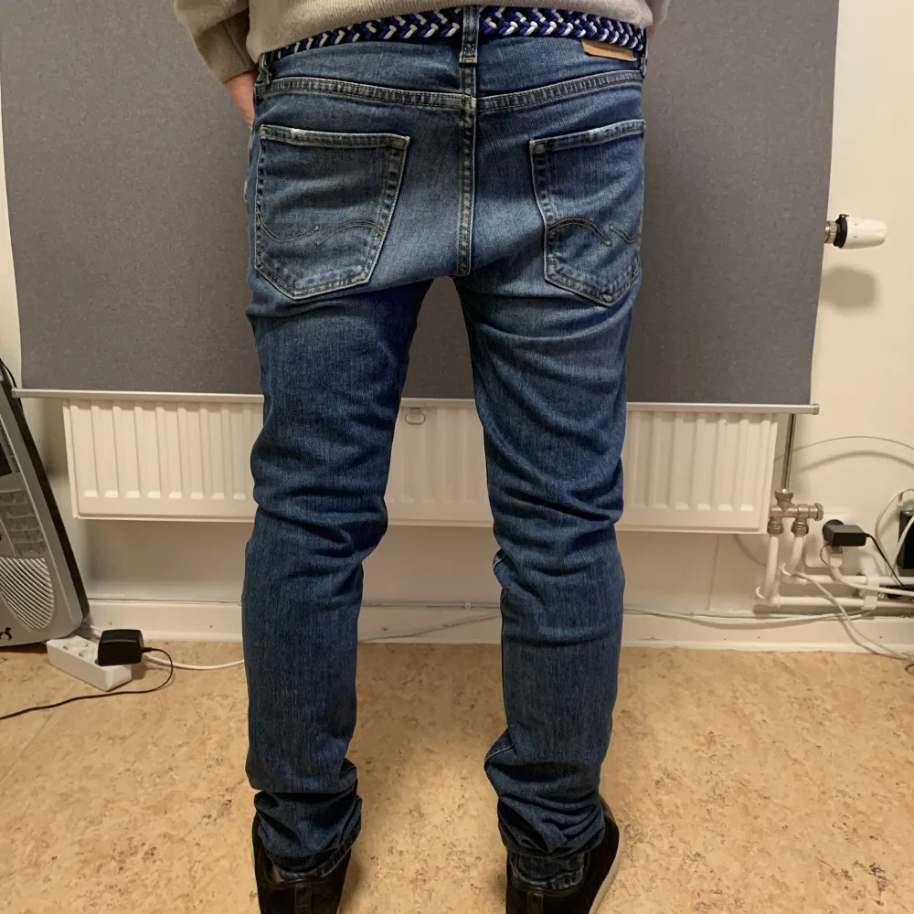 Säljer dessa asfeta mörkblåa Jack&Jones ripped jeans. Storleken är 29/32. Modellen är 178cm och väger 57kg. Nypris är 1159kr.. Jeans & Byxor.