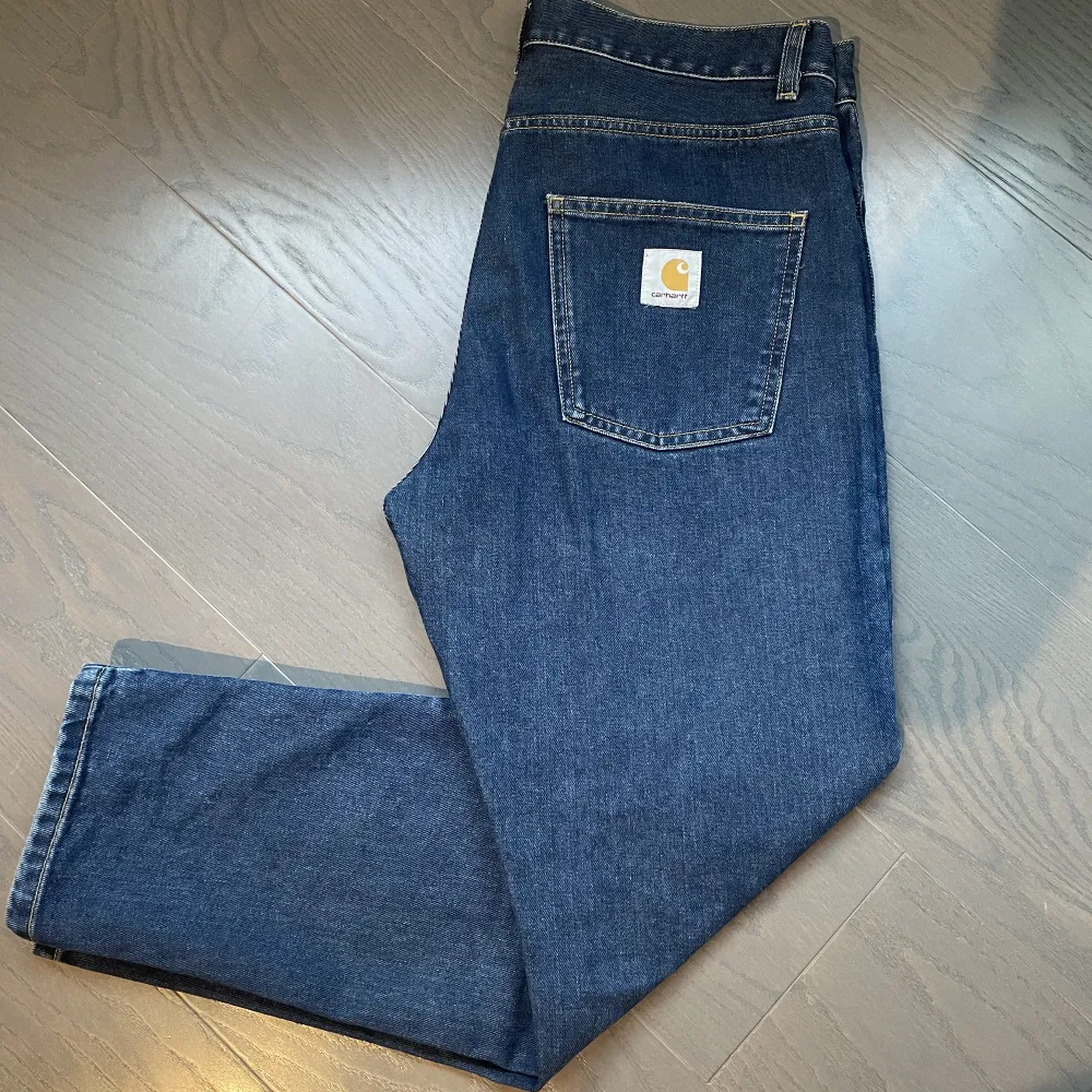 Ett par använda Carhartt Newel Pants  Storlek 32 Köpt via Shelta i Göteborg  Skickar mer bilder på byxorna vid intresse . Jeans & Byxor.