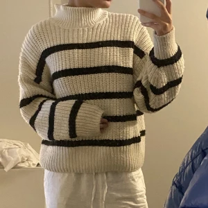 Stickad tröja  - Randig stickad tröja❤️