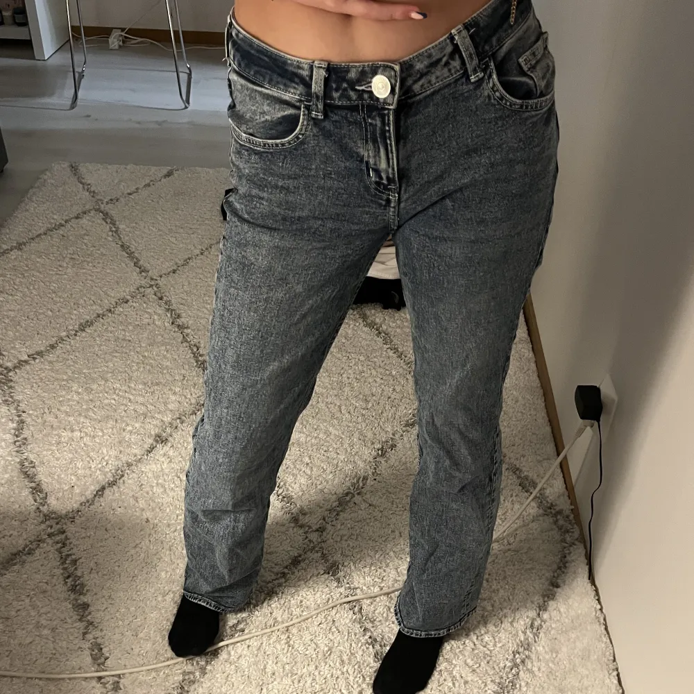Lågmidjade jeans från Gina Tricot💕 Bra kvalitet och skick då den är nästan oanvänd  . Jeans & Byxor.