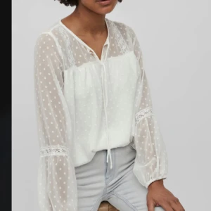 vit blus - så fin från vila!