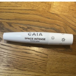 Caia Cosmetics Space Intense Mascara - Helt ny oöppnad limited edition design från Caias julkalender. 12,9 ml. Nypris för vanlig design 245kr