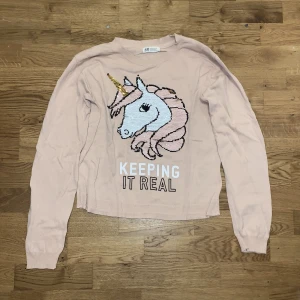 Unicorn tröja - Finstickad tröja med vändbara peljetter i storlek 158/164. Använd få gånger från H&M