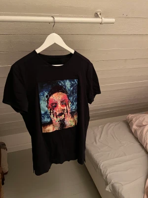 Limitato T-shirt  - Limitato t-shirt med tryck på bröstet. Nyskick, storlek M Nypris 1 600kr