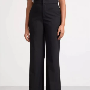 Raka byxor - Raka byxor från Lindex i modellen Lykke. Har använt de en gång så de är i nyskick.  Pris inkl frakt.