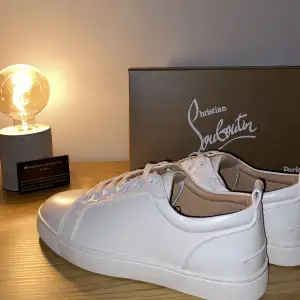 Fräscha vita oanvända loubs av modellen ”Louis”. OBS: Tyvärr finns inte kvittot kvar där av det låga priser..