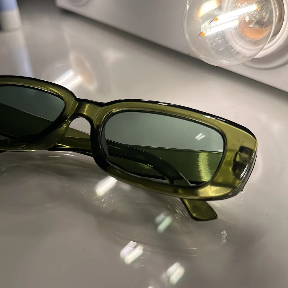 Helgröna solglasögon för den som gillar färg💚 I fint skick.. Accessoarer.