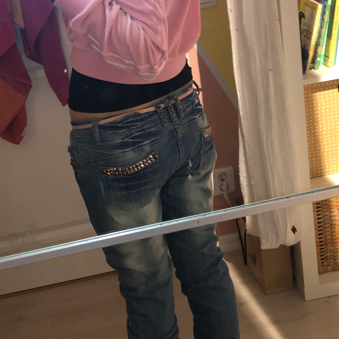 Lågmidjade byxor med nitar