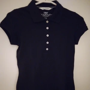 Svart piké topp / tröja. Strlk XS. Bomull. Felfri. - Svart piké topp / tröja från LOGG. Strlk XS. Bomull. Felfri.