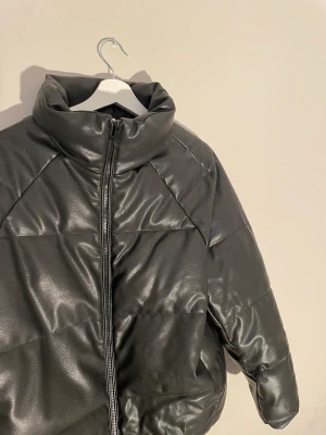 Fakeläder dunjacka  - Dunjacka i läder imitation. Säljs pga kommer inte till användning, inte synliga defekter, använd en halv vinter ungefär💕