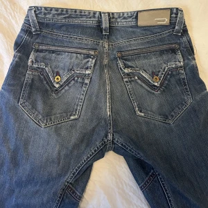 Diesel mid-Rise jeans 28 - Säljer mina as balla diesel jeans i strlk 28! Mid-Waist ❤️ De har tyvärr börjat bli för små för mig så säljer därför 😞🙌 Har sjukt fina detaljer 💕  Innerbenslängd 86cm, lite uppgångna längst ner (bild 3) Skriv för fler bilder eller annat ❤️❤️