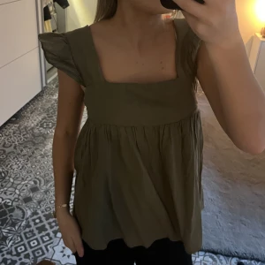 Grön blus  - Jätte gullig och fin. Kommer tyvärr inte till användning. 🌟🤛🏻 Passar xs-s  